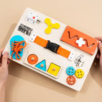 Busy Board Montessori avec serrures formes lacets et engrenages - Vignette | Le Poussin Ludique