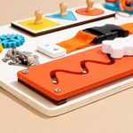 Busy Board Montessori avec serrures formes lacets et engrenages - Vignette | Le Poussin Ludique