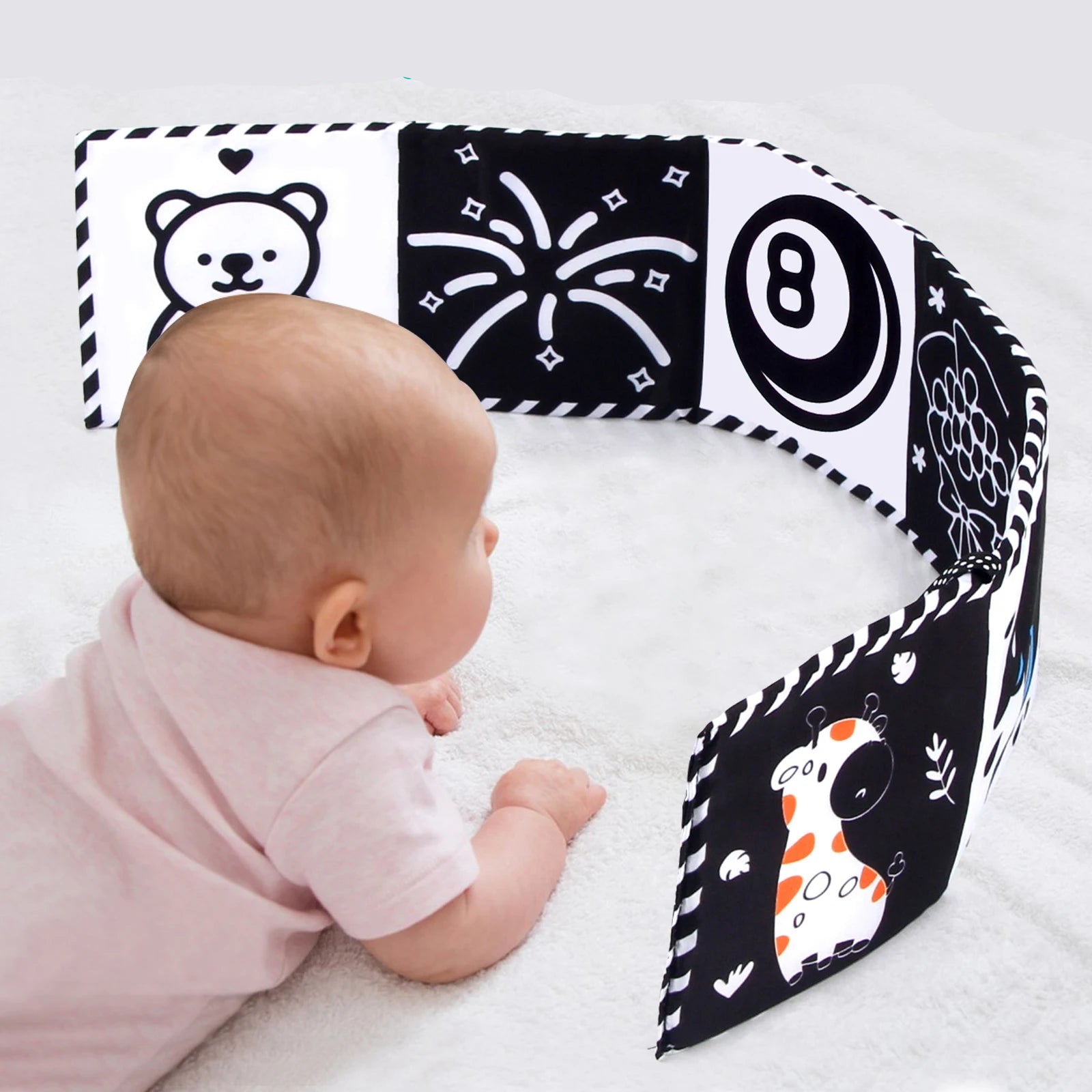 Stimuler la vue du bébé avec livre Montessori